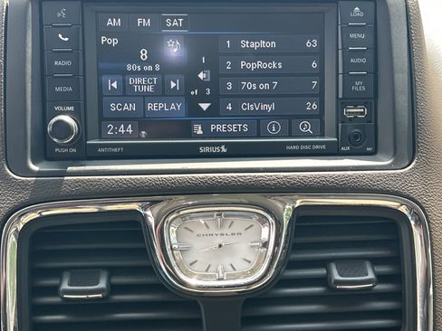Used 2015 Chrysler Town & Country Touring FWD image 26
