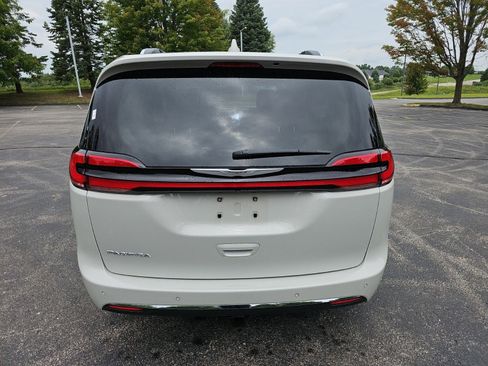 Used 2021 Chrysler Pacifica Touring-L w/ Uconnect Theater Family Group FWD image 5