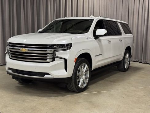 Used 2023 Chevrolet Suburban High Country w/ Advanced Technology Package image 3