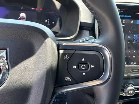 Used 2023 Volvo XC40 B5 Plus image 18