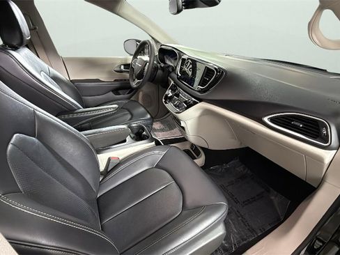 Used 2024 Chrysler Pacifica Touring-L image 36