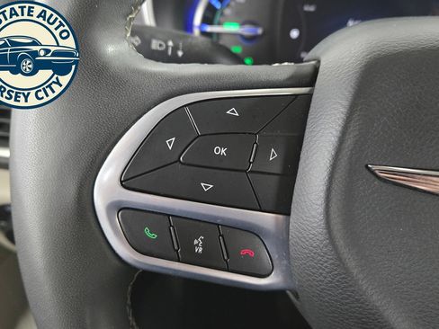 Used 2024 Chrysler Pacifica Limited FWD image 18