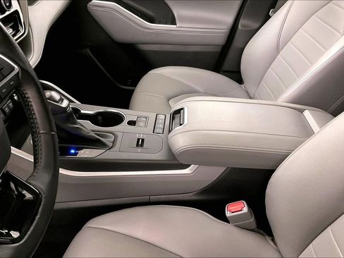 Used 2021 Toyota Highlander XLE AWD/4WD image 18