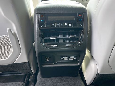 Certified 2022 Jeep Grand Cherokee Overland w/ Luxury Tech Group IV image 26