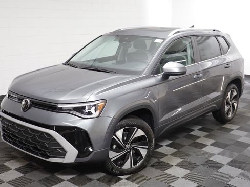 New 2026 Volkswagen Taos SE image 2