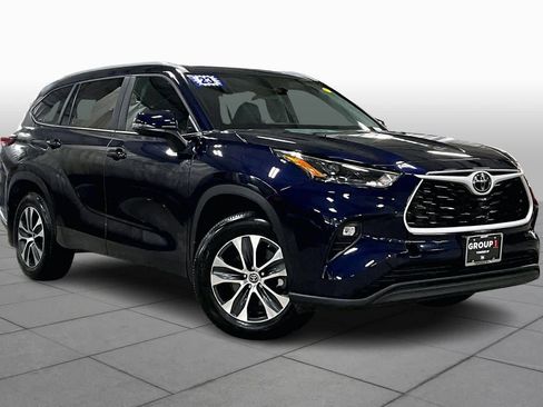 Used 2023 Toyota Highlander XLE AWD/4WD image 3