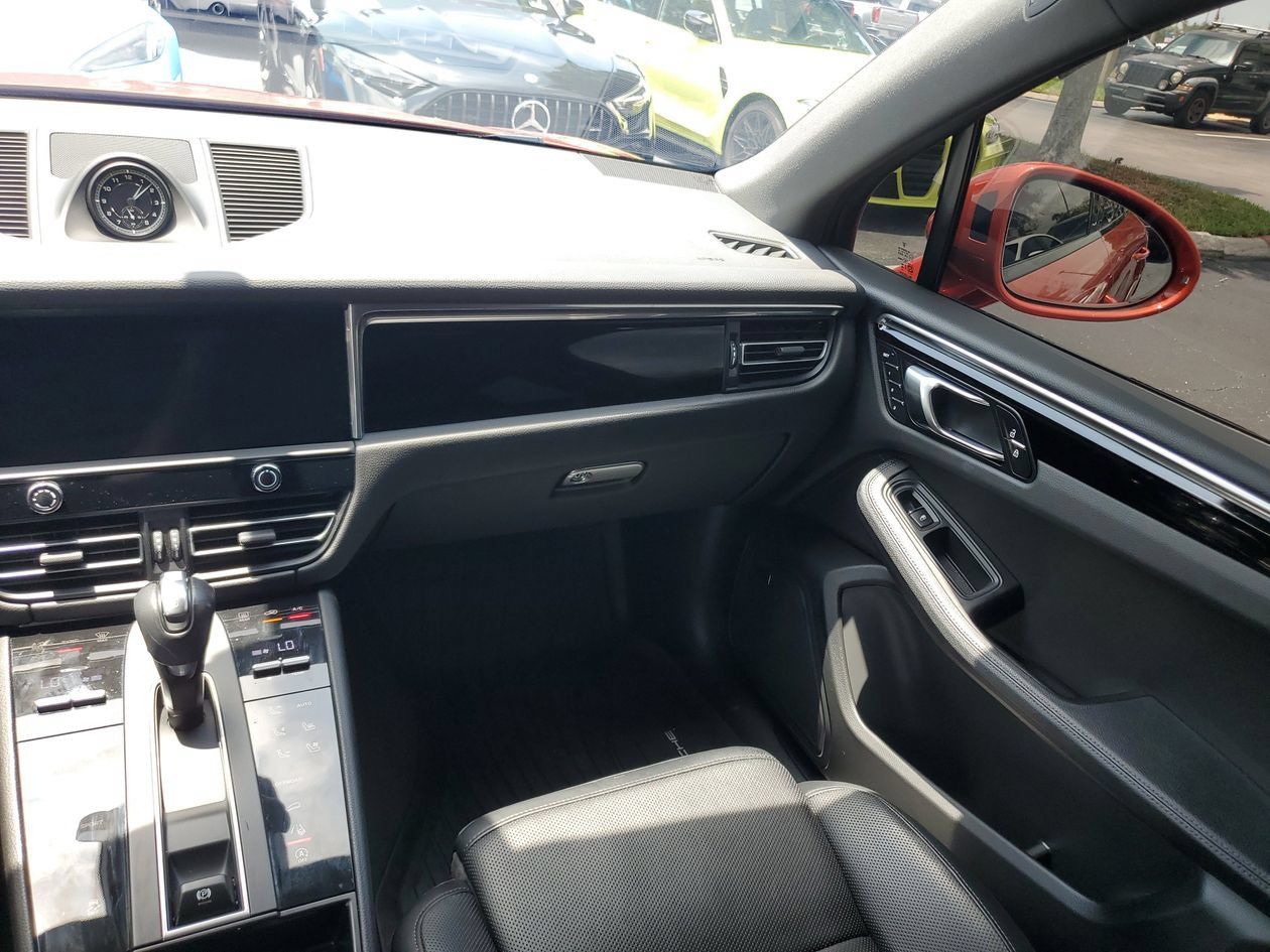 Used 2025 Porsche Macan AWD/4WD image 13