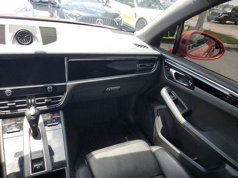 Used 2025 Porsche Macan AWD/4WD image 13