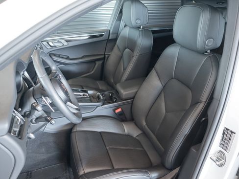 Used 2025 Porsche Macan image 5
