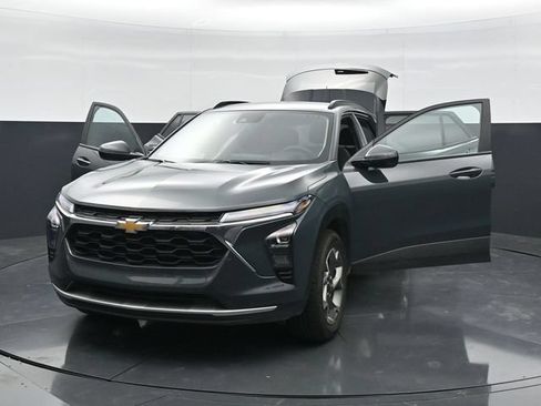 Used 2025 Chevrolet Trax LT FWD image 44