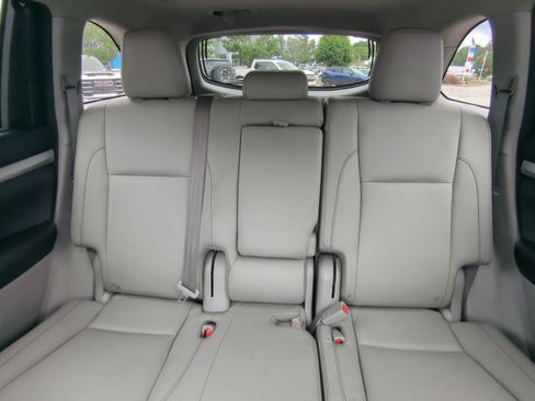 Used 2016 Toyota Highlander XLE FWD image 19