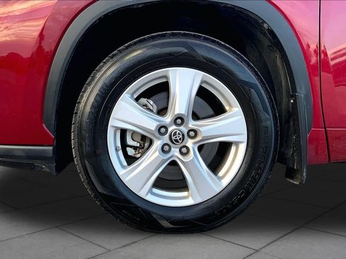 Used 2022 Toyota Highlander LE FWD image 11