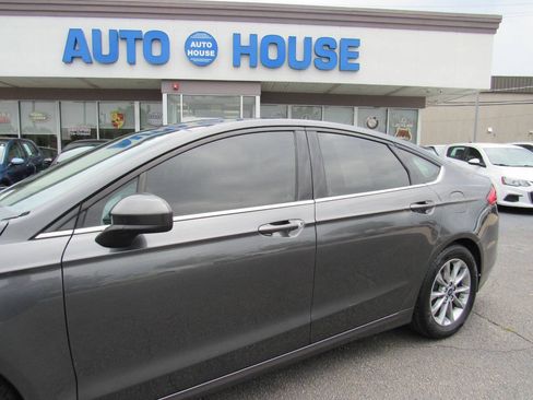 Used 2017 Ford Fusion SE w/ Fusion SE Technology Package FWD image 9