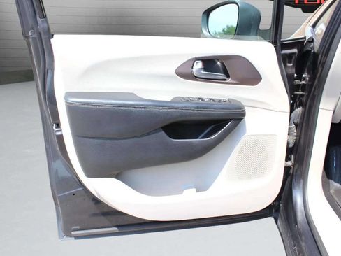 Used 2021 Chrysler Voyager Lxi image 17