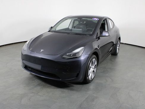Used 2024 Tesla Model Y Long Range AWD/4WD image 2