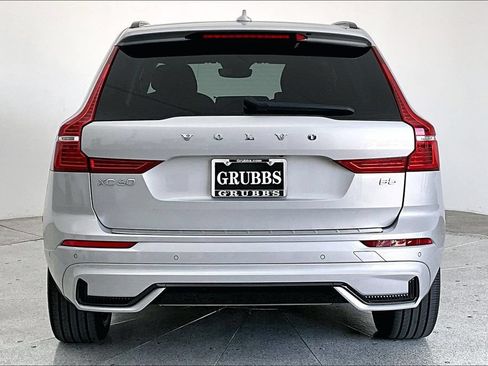Used 2023 Volvo XC60 B5 Ultimate w/ Climate Package FWD image 5