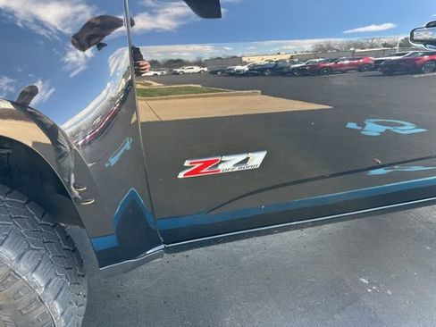 Used 2019 Chevrolet Colorado Z71 w/ Z71 Midnight Edition image 4