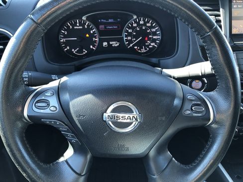 Used 2014 Nissan Pathfinder SV image 16