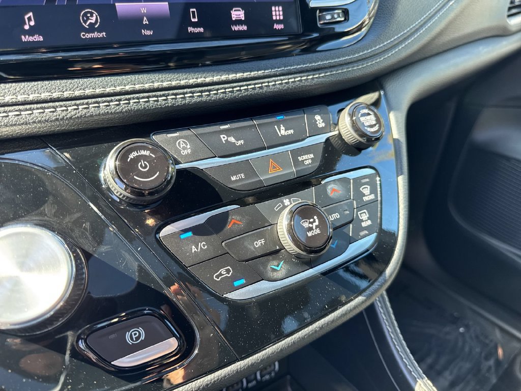 Used 2025 Chrysler Pacifica Limited FWD image 15