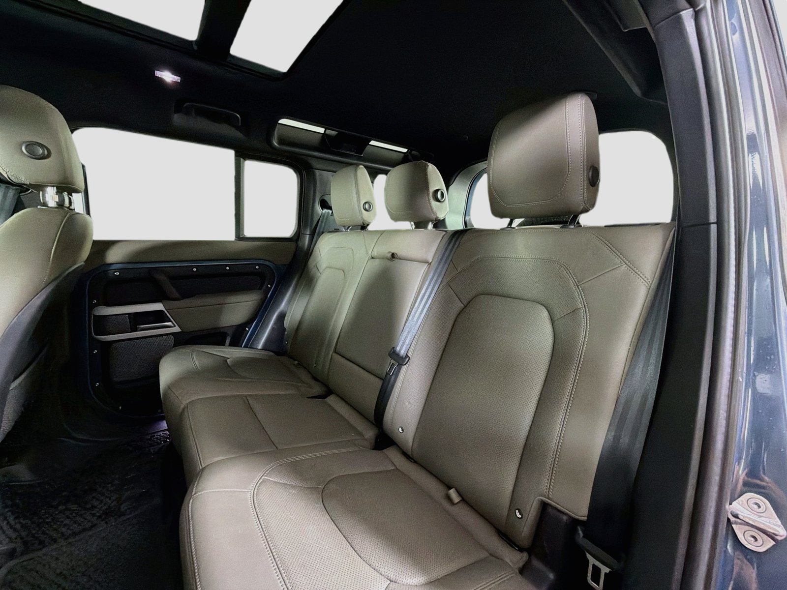 Used 2024 Land Rover Defender 110 SE AWD/4WD image 24