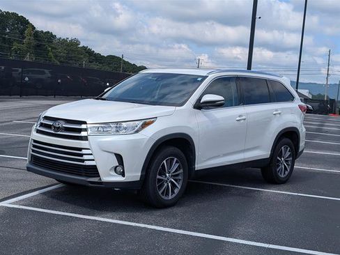 Used 2019 Toyota Highlander XLE image 2