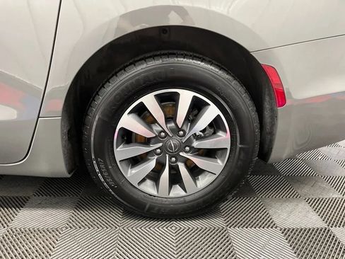 Used 2021 Chrysler Pacifica Touring-L FWD image 26