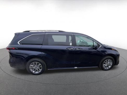 Used 2025 Toyota Sienna XLE image 16