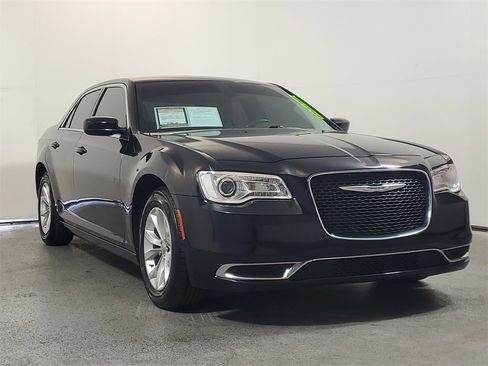 Used 2019 Chrysler 300 Touring image 1