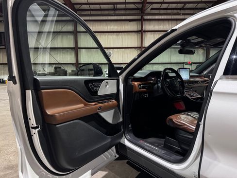Used 2020 Lincoln Aviator Reserve w/ Equipment Group 201A image 12