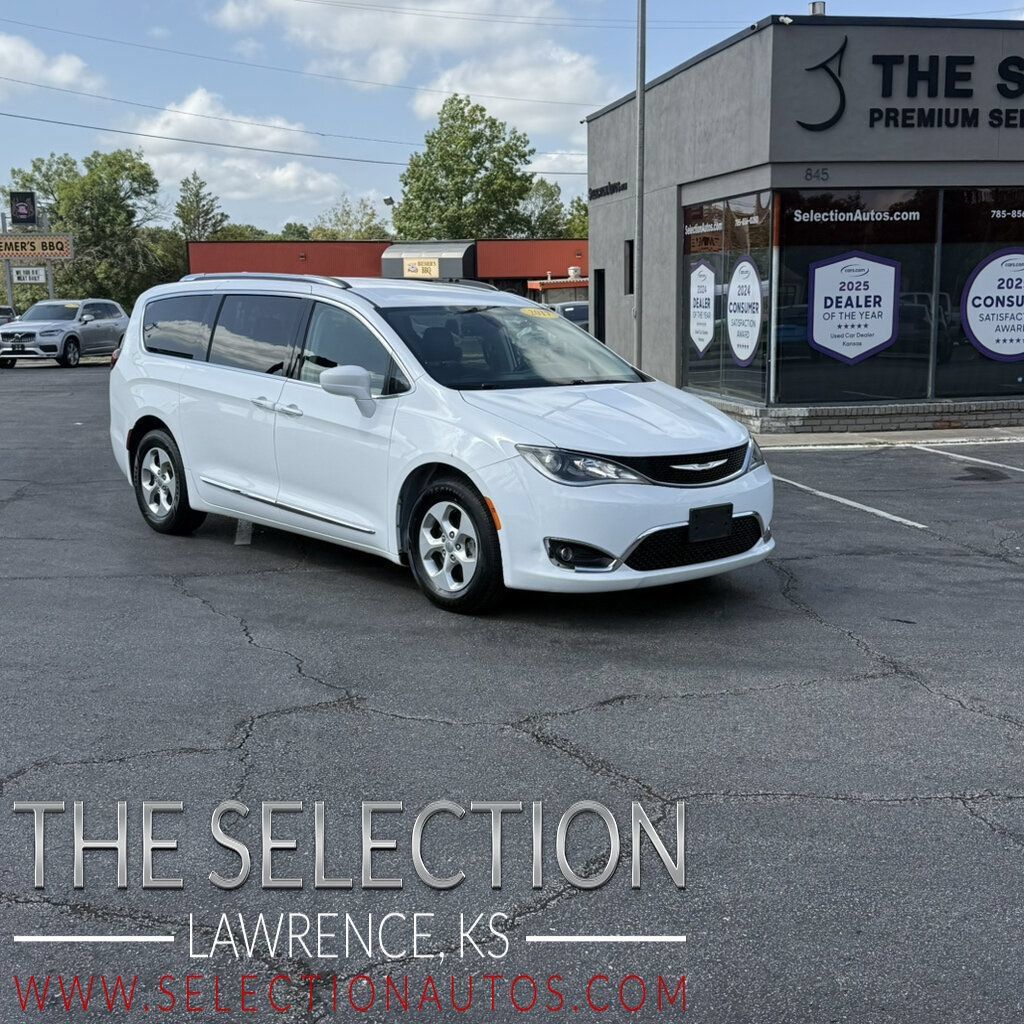 Used 2017 Chrysler Pacifica Touring-L Plus FWD image 1