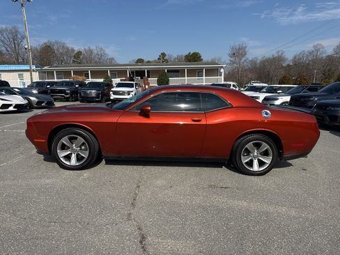 Used 2021 Dodge Challenger SXT image 2