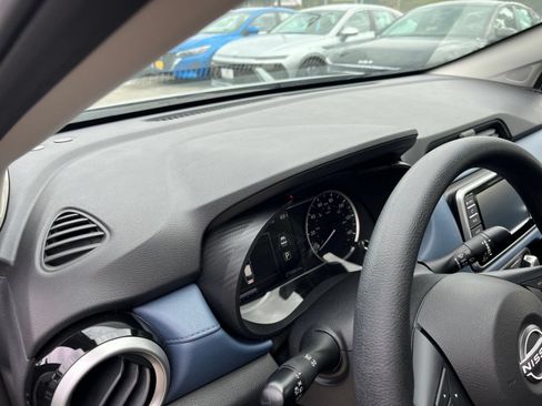 Used 2025 Nissan Versa SV FWD image 33