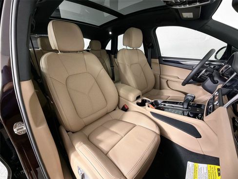 Certified 2026 Porsche Macan AWD/4WD image 28