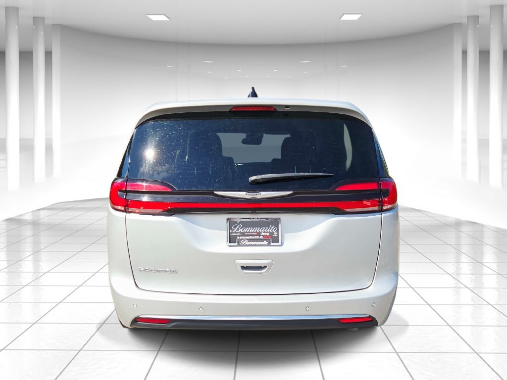 Used 2024 Chrysler Pacifica Touring-L FWD image 4