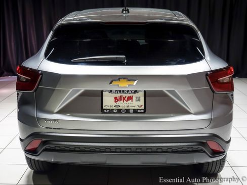 Used 2024 Chevrolet Trax LS w/ Driver Confidence Package image 9