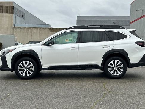 Used 2023 Subaru Outback Premium image 9