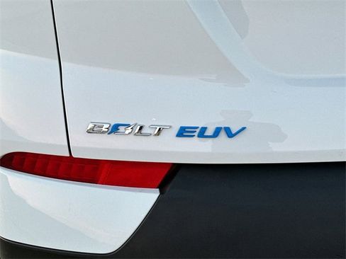 Used 2022 Chevrolet Bolt EUV LT w/ Convenience Package image 8