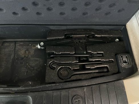 Used 2012 Hyundai Veracruz Limited w/ Entertainment Pkg image 29