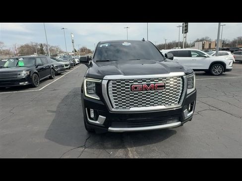 Used 2022 GMC Yukon Denali w/ Denali Premium Package image 3