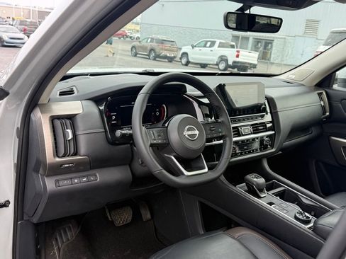 Used 2023 Nissan Pathfinder Platinum image 4