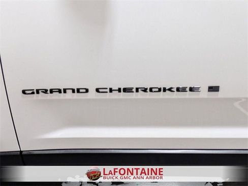 Used 2025 Jeep Grand Cherokee L Limited w/ Black Appearance Package image 10