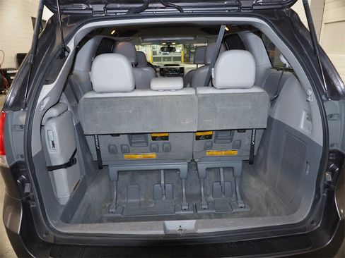 Used 2014 Toyota Sienna XLE image 12