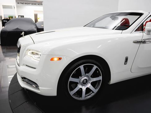 Used 2017 Rolls-Royce Dawn RWD image 21