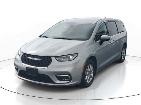 Used 2023 Chrysler Pacifica Touring-L FWD image 2