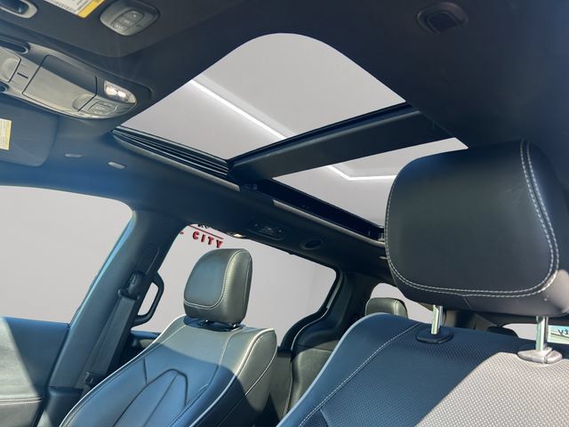 Used 2026 Chrysler Pacifica Limited FWD image 3