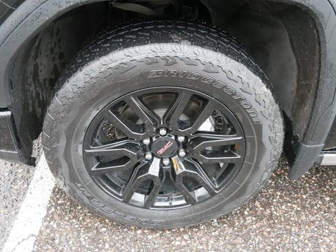 Used 2023 GMC Sierra 1500 Denali w/ Technology Package AWD/4WD image 8