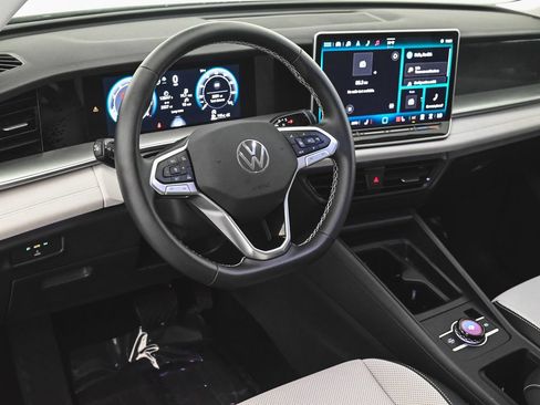 Used 2025 Volkswagen Tiguan SE AWD/4WD image 14