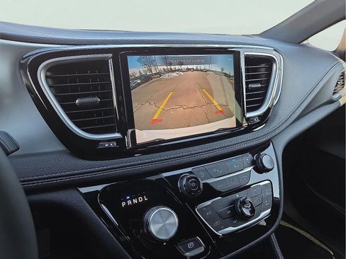 Used 2025 Chrysler Pacifica Limited image 20