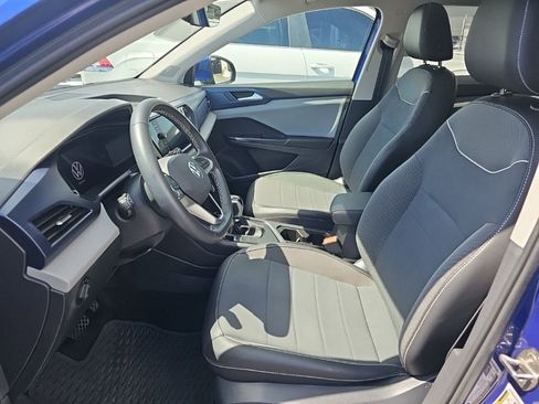 Used 2023 Volkswagen Taos SE w/ Panoramic Sunroof Package FWD image 8