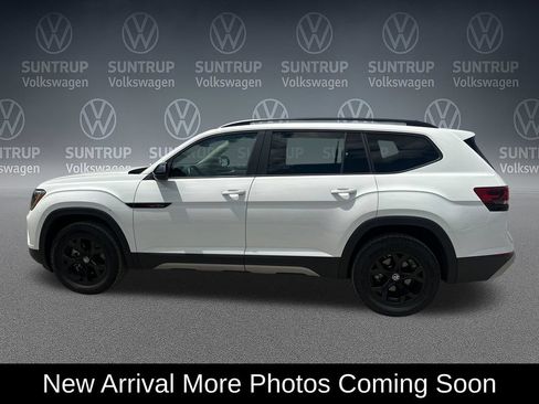 Used 2025 Volkswagen Atlas Peak Edition SE AWD/4WD image 2